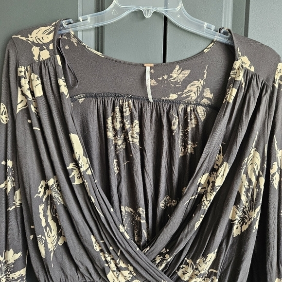 Free People Fiona Bell Sleeve Surplice Tie Waist Floral Top Sz Small - Picture 6 of 11